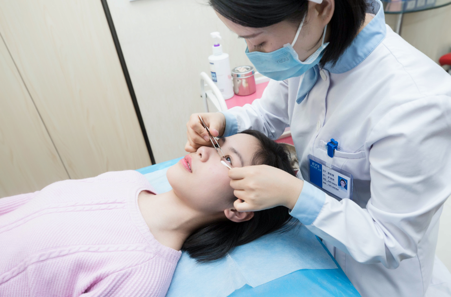 通过睑板腺按摩来疏通阻塞的睑板腺,排出睑板腺中的固体堵塞物.